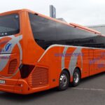 Fernbusse und Radfahrer