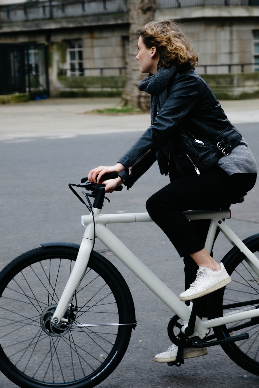 Frau fährt E-Bike von VanMoof