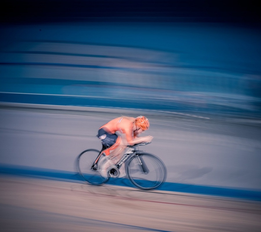 Hohe Geschwindigkeit auf dem Rad ohne Bremsen