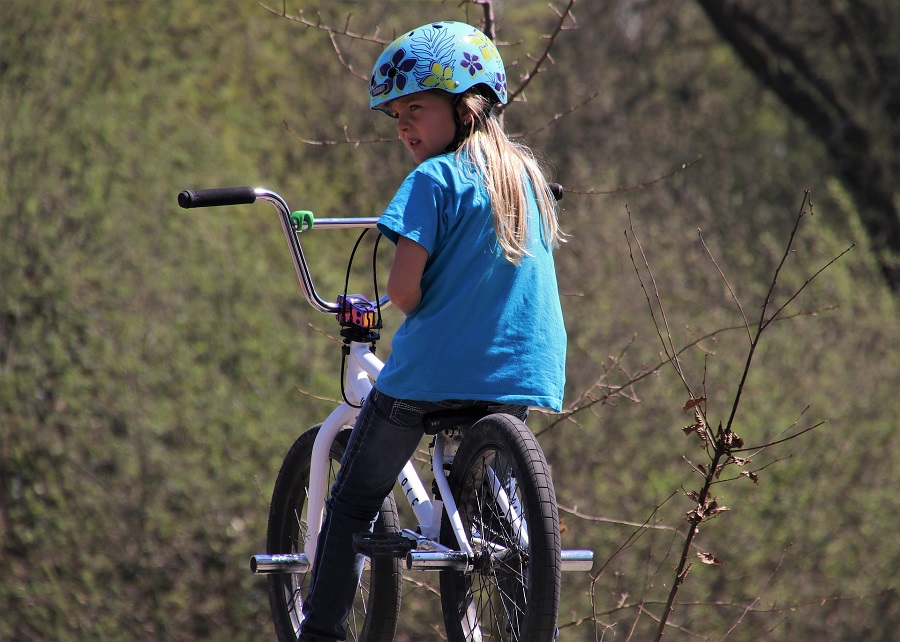 Mädchen auf dem Fahrrad mit Helm