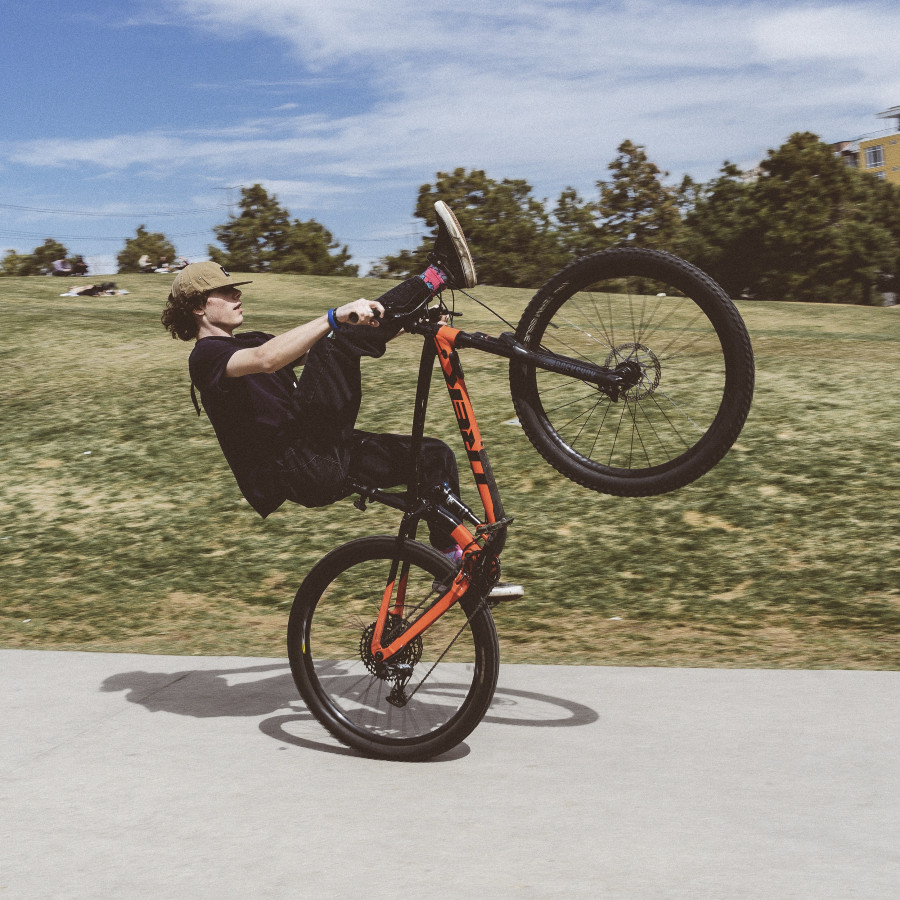 Mountainbike-Downhill auf einem TREK Bike