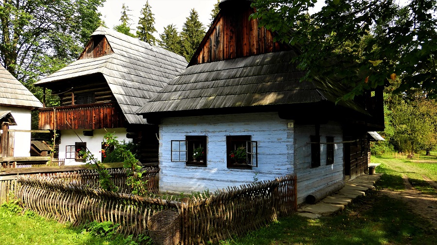 Traditionelle alte Bauernhäuser in Ungarn