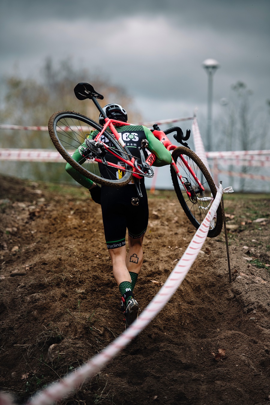 Vom Fahrrad abgestiegen